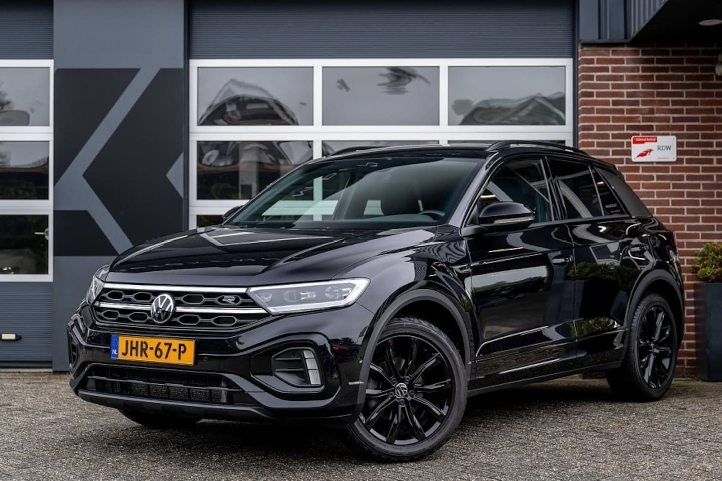 Volkswagen T-Roc - 1.5 TSI R-Line DSG | Black Style | ACC | ErgoActive Massage | IQ.Drive | Navigatie | 18' I - AutoWereld.nl