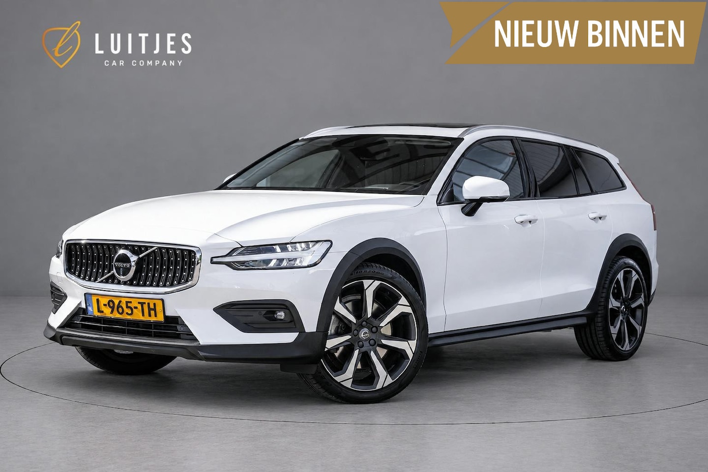 Volvo V60 Cross Country - 2.0 250pk B5 AWD Pro Org.NL Panorama|360°|H/K|Memory|HuD|Elek-trekhaak|ACC|Dealeronderhoud - AutoWereld.nl