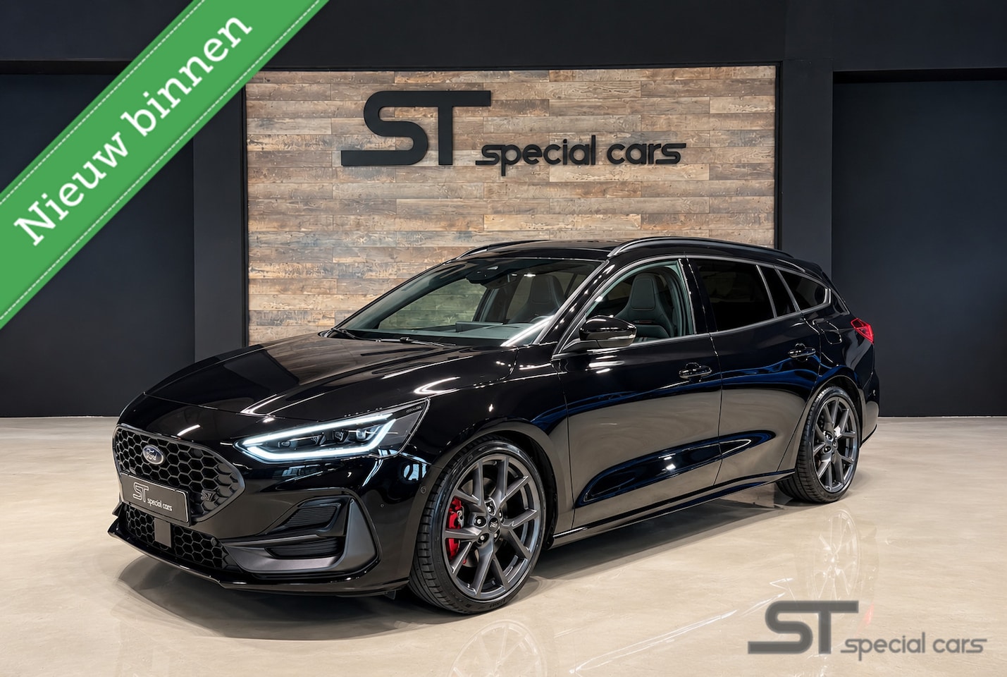 Ford Focus - 2.3 EcoBoost ST-X|Pano|AUT|Trekhaak - AutoWereld.nl