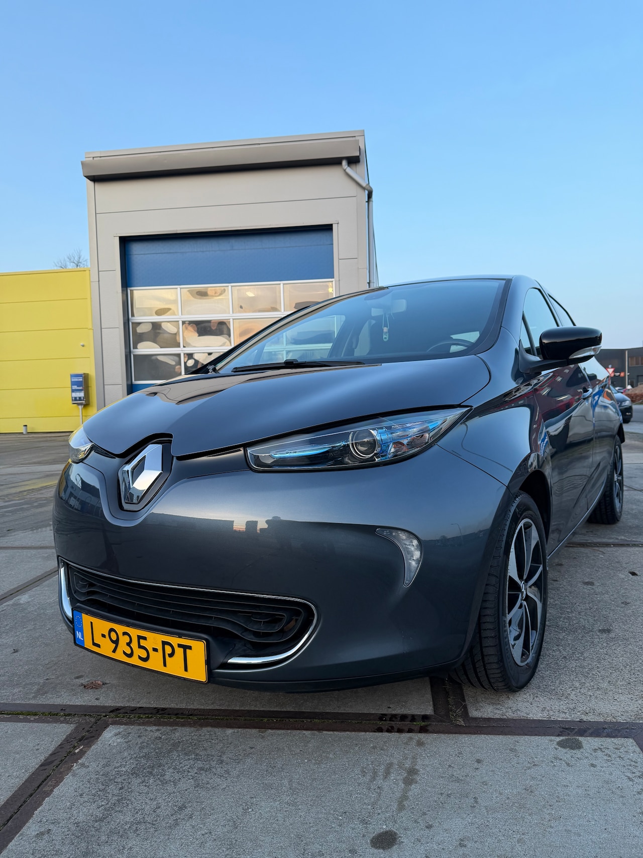 Renault Zoe - R90 Entry 22 kWh Accu in eigendom (geen accuhuur) | 22 kWh | Achteruitrijcamera | Nieuwe APK mei 2026 - AutoWereld.nl