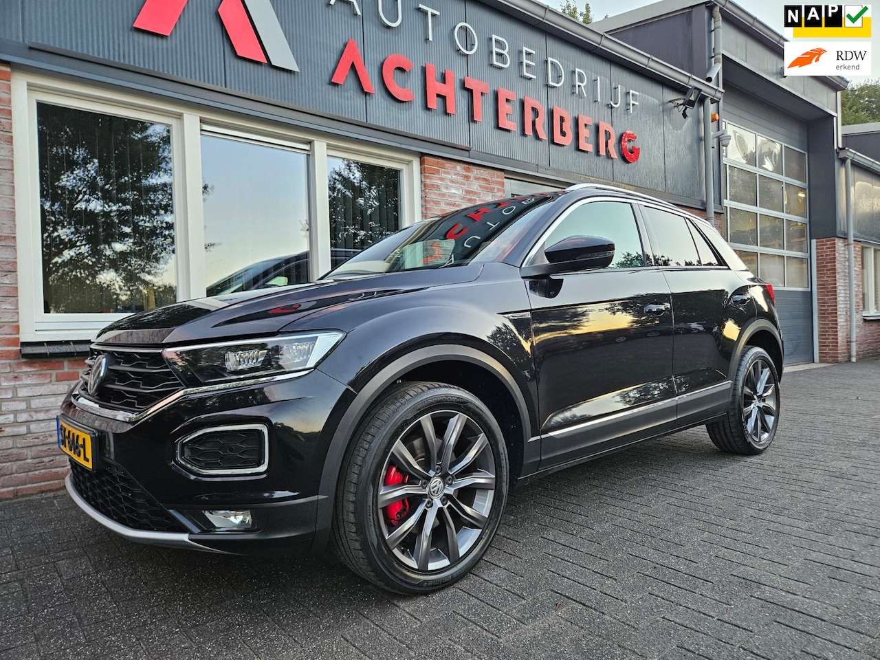 Volkswagen T-Roc - 1.5 TSI Sport Trekhaak! Panorama/Schuifak! Carplay! Mooie/Nette Auto! NAP! LED! Leer! - AutoWereld.nl