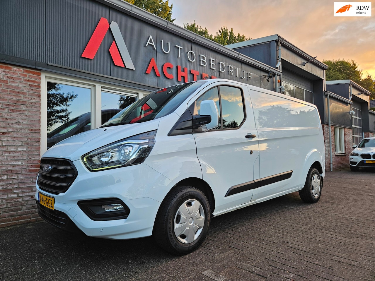 Ford Transit Custom - 300 2.0 TDCI L2H1 Trend Trekhaak! 3-Zitplaatsen! 131PK! Mooie/Nette Bus! Airco! - AutoWereld.nl