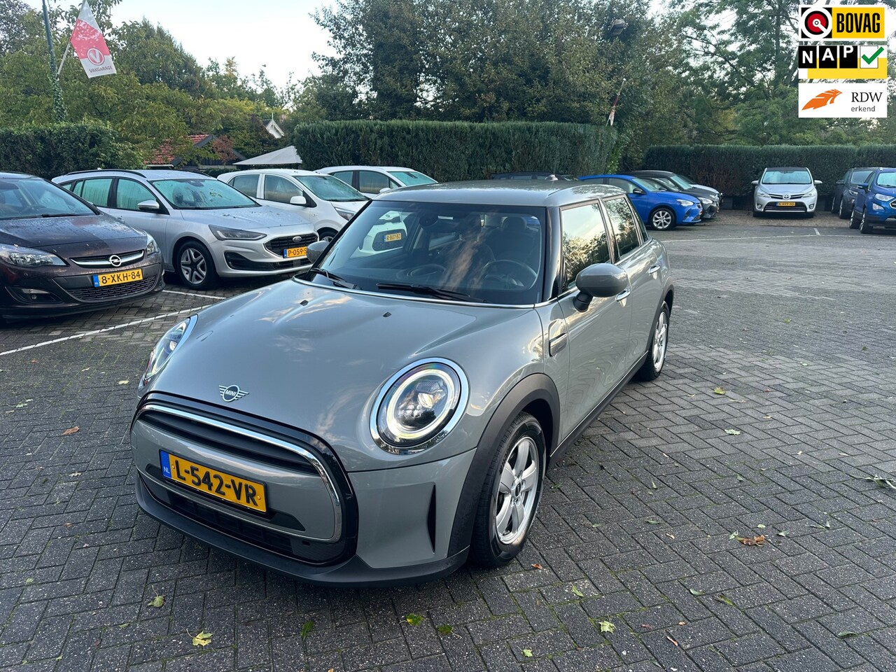 MINI 5-Deurs - 1.5 One Essential , navigatie , pdc - AutoWereld.nl