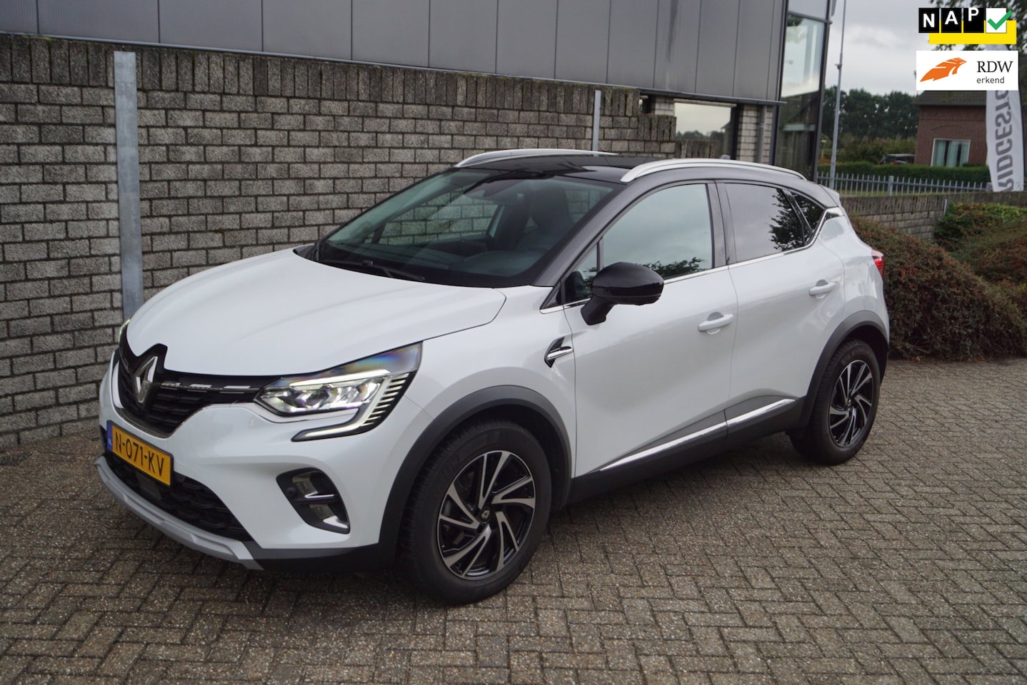 Renault Captur - 1.3 TCe 140 PK Intens Leder Stoel/Stuurverw Navi 360 Camera Clima Adaptieve Cruise LED Kop - AutoWereld.nl