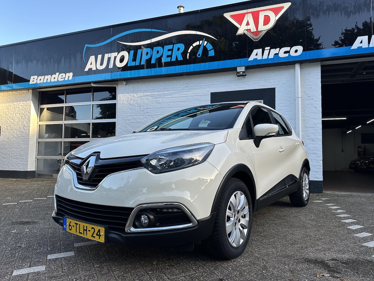 Renault Captur - 0.9 TCe Expression /Nieuwe apk bij aflevering/Airco/All season banden/trekhaak - AutoWereld.nl