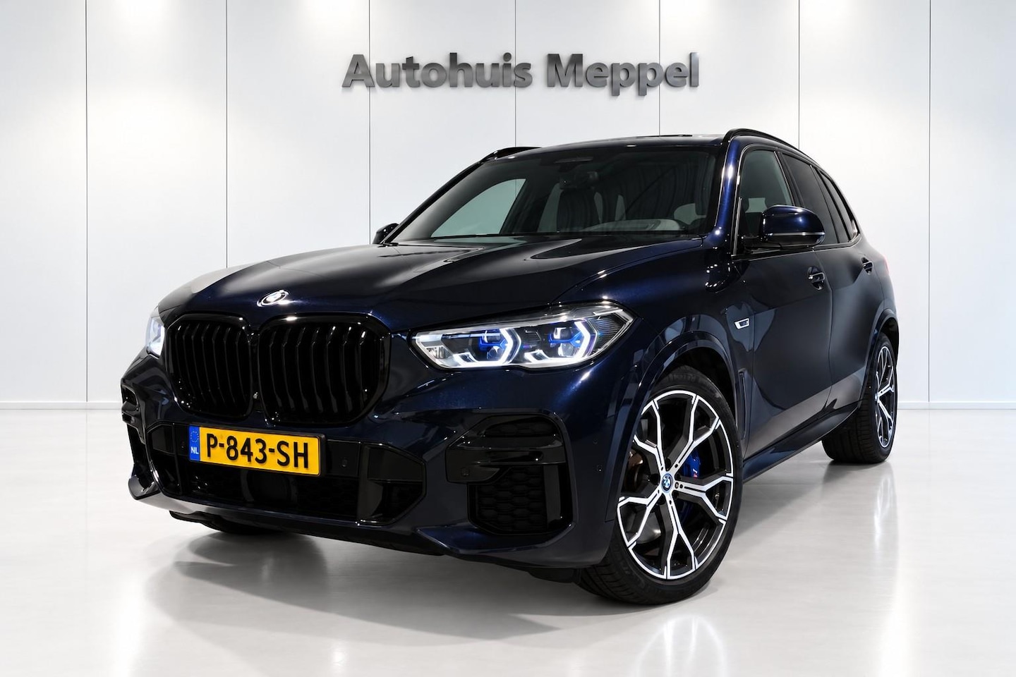 BMW X5 - xDrive45e M-Sport*AchterAsBest*Laser*Trekhaak*HUD*Pano*TV*Craftedclarity - AutoWereld.nl