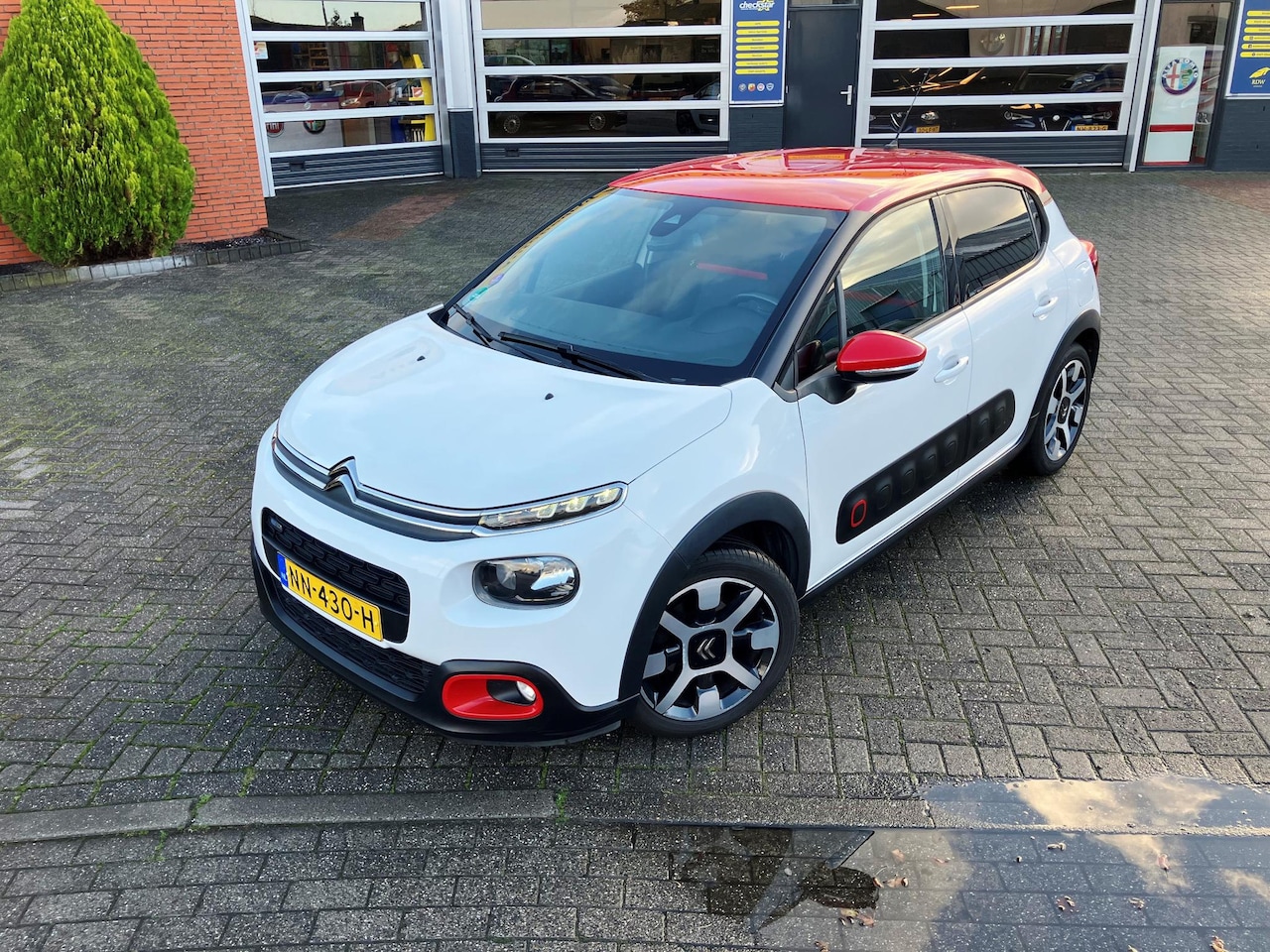 Citroën C3 - 1.2 PureTech S&S Shine | Automaat | Trekhaak | Frans, maar leuk |