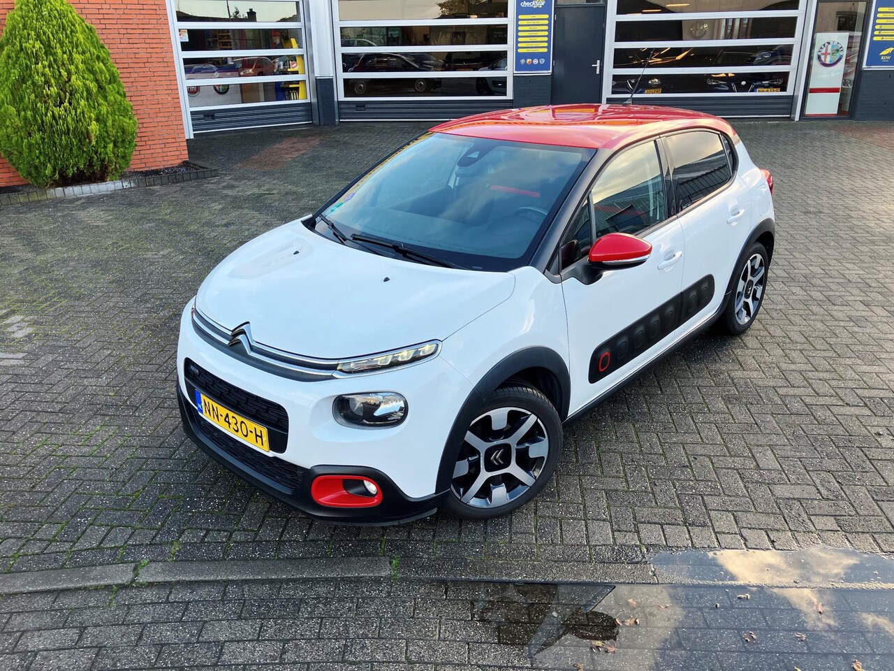 Citroën C3 - 1.2 PureTech S&S Shine | Automaat| Trekhaak | Frans, maar leuk! |