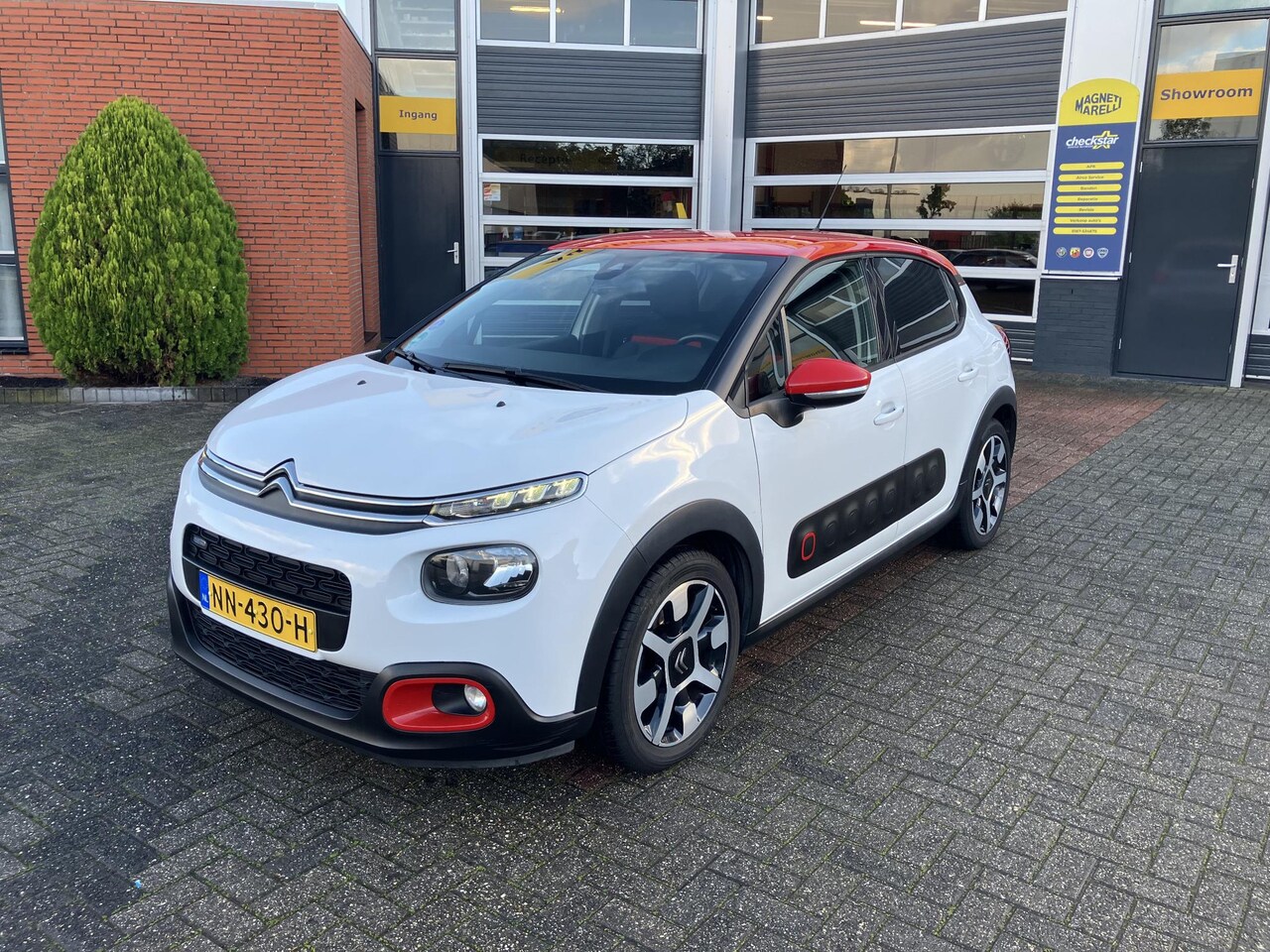 Citroën C3 - 1.2 PureTech S&S Shine | Automaat| Trekhaak | Frans, maar leuk! |
