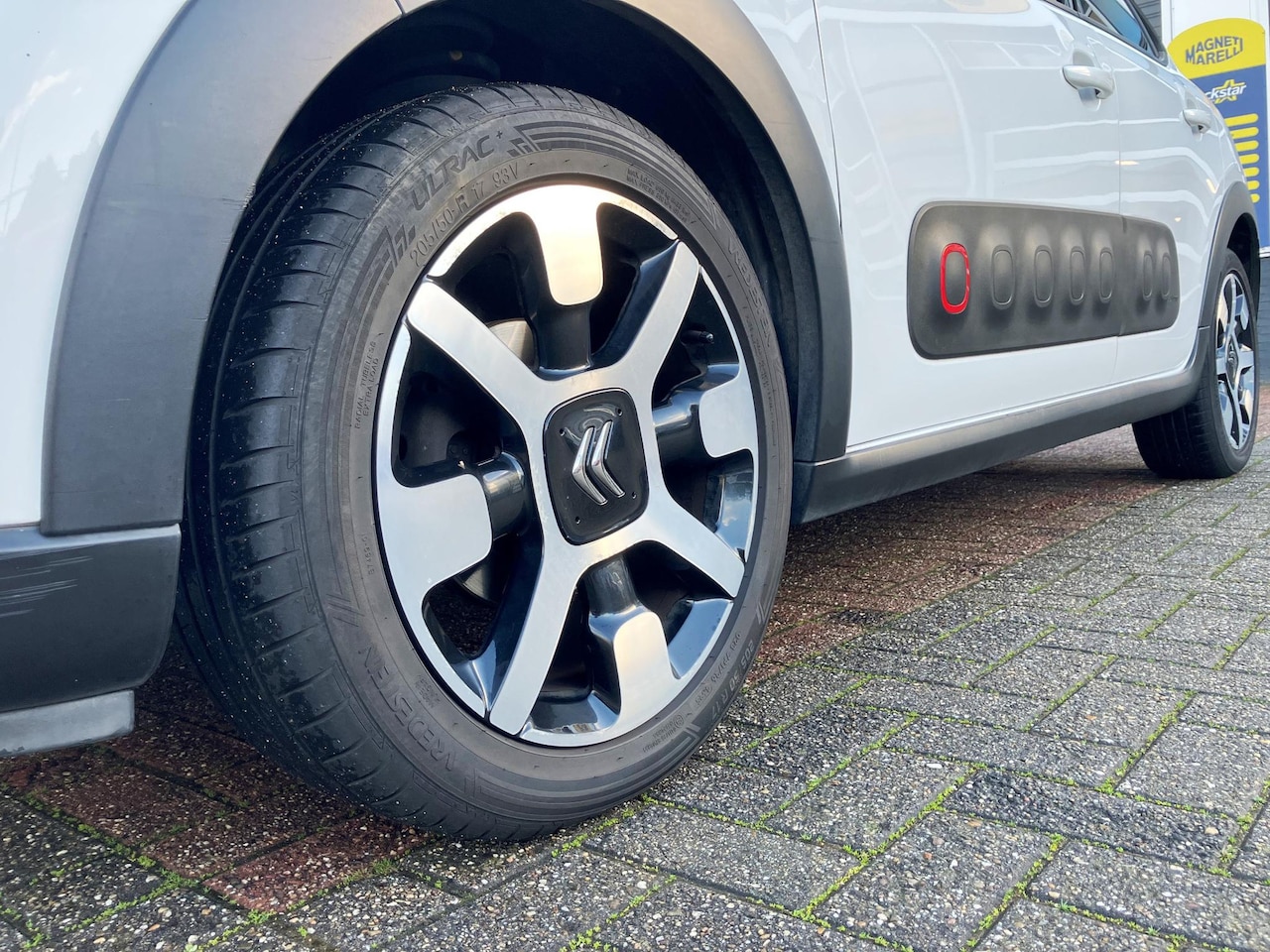 Citroën C3 - 1.2 PureTech S&S Shine | Automaat| Trekhaak | Frans, maar leuk! |