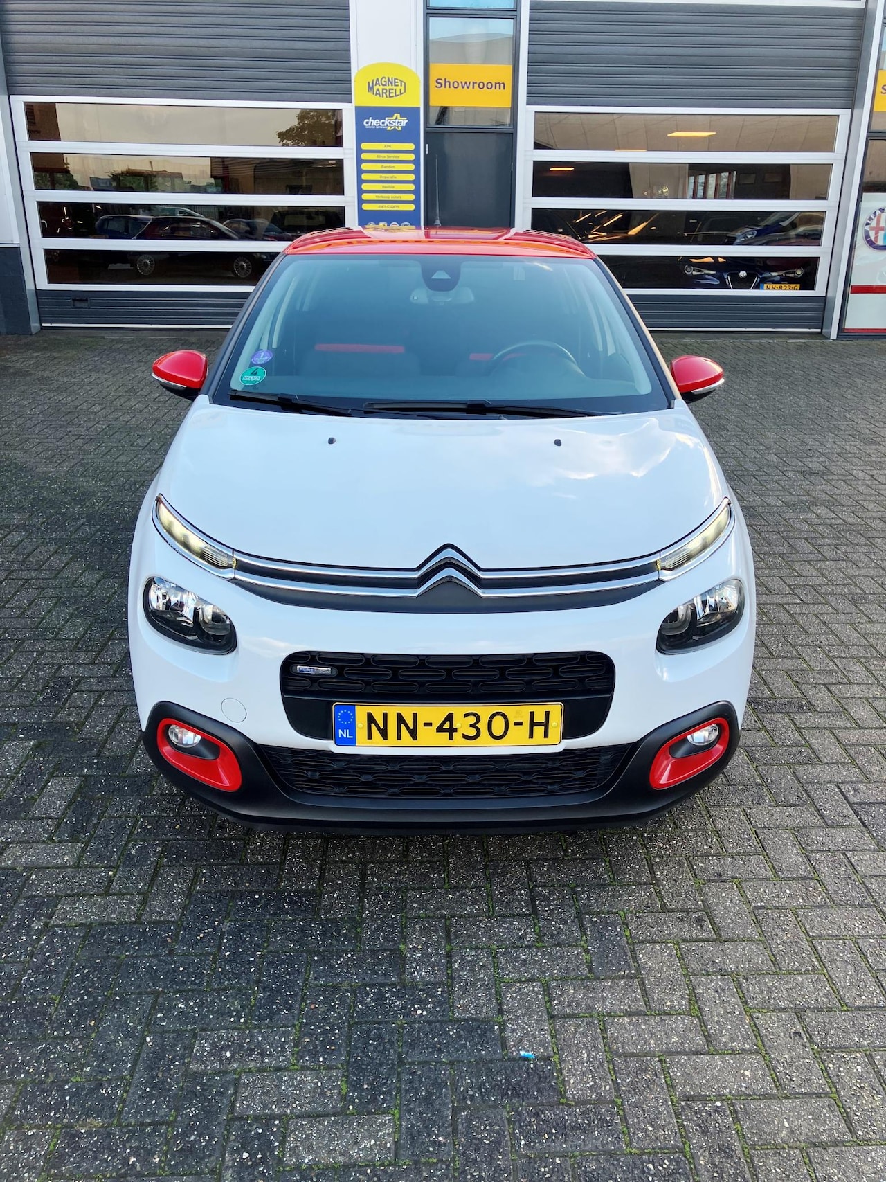 Citroën C3 - 1.2 PureTech S&S Shine | Automaat| Trekhaak | Frans, maar leuk! |