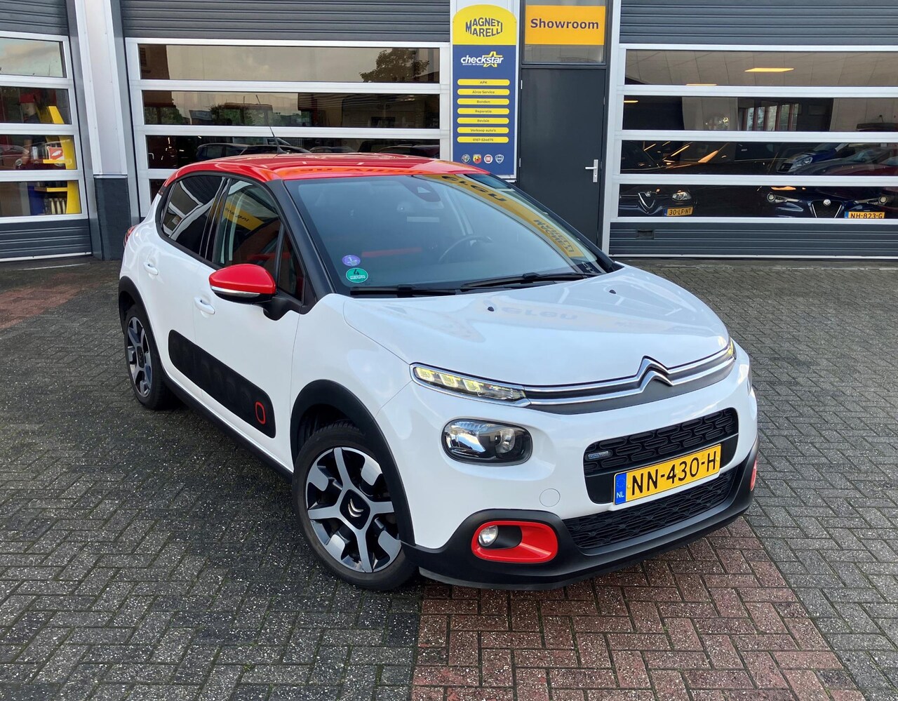 Citroën C3 - 1.2 PureTech S&S Shine | Automaat| Trekhaak | Frans, maar leuk! |