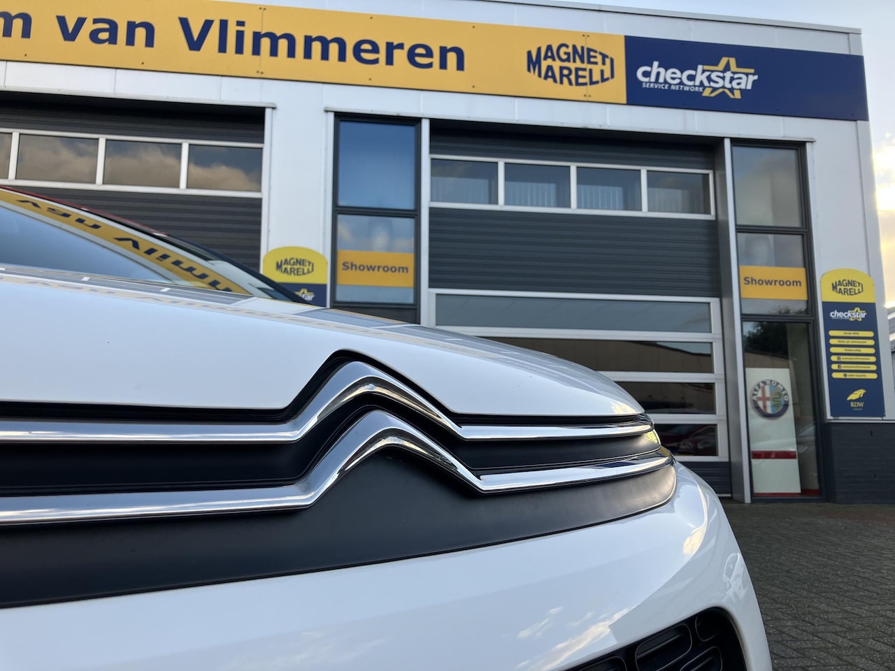 Citroën C3 - 1.2 PureTech S&S Shine | Automaat| Trekhaak | Frans, maar leuk! |