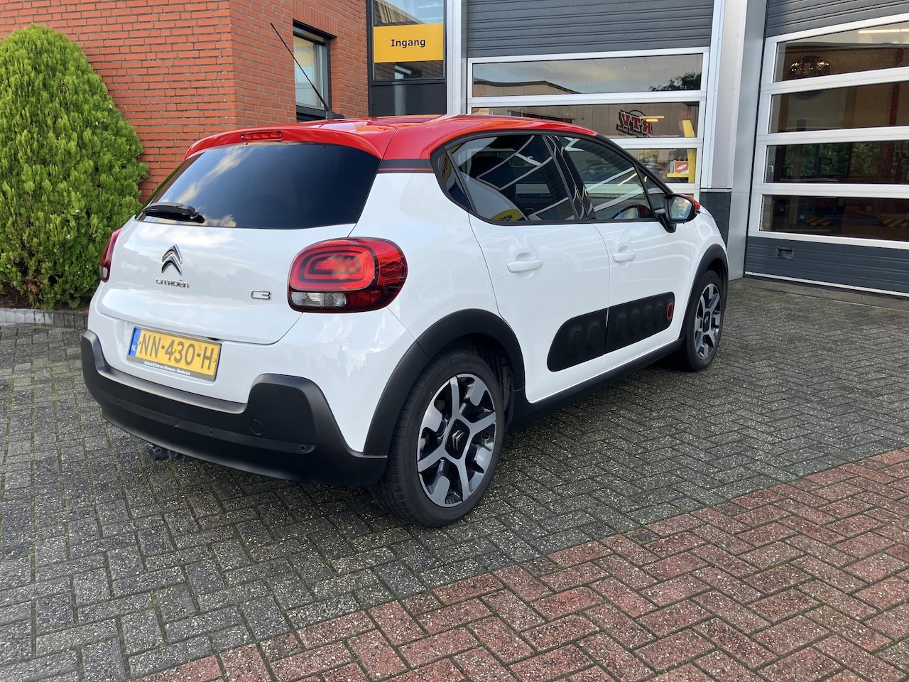 Citroën C3 - 1.2 PureTech S&S Shine | Automaat| Trekhaak | Frans, maar leuk! |