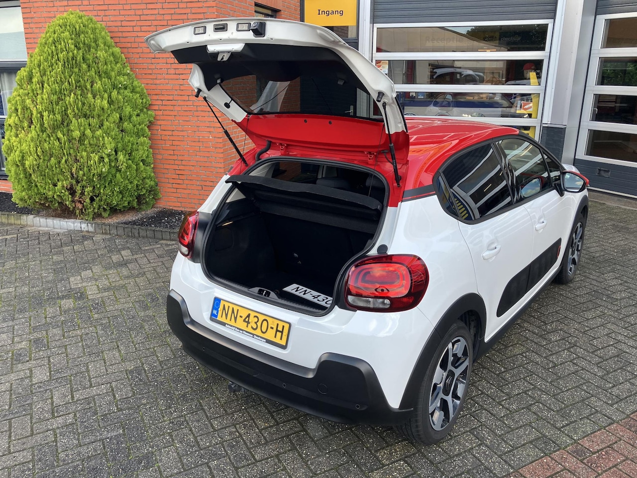 Citroën C3 - 1.2 PureTech S&S Shine | Automaat| Trekhaak | Frans, maar leuk! |