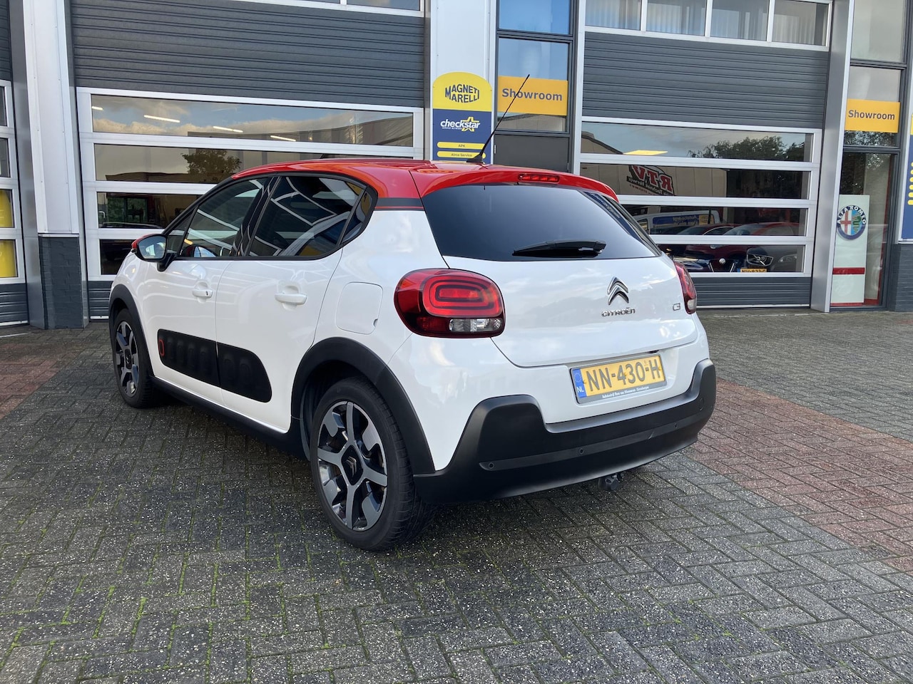 Citroën C3 - 1.2 PureTech S&S Shine | Automaat| Trekhaak | Frans, maar leuk! |