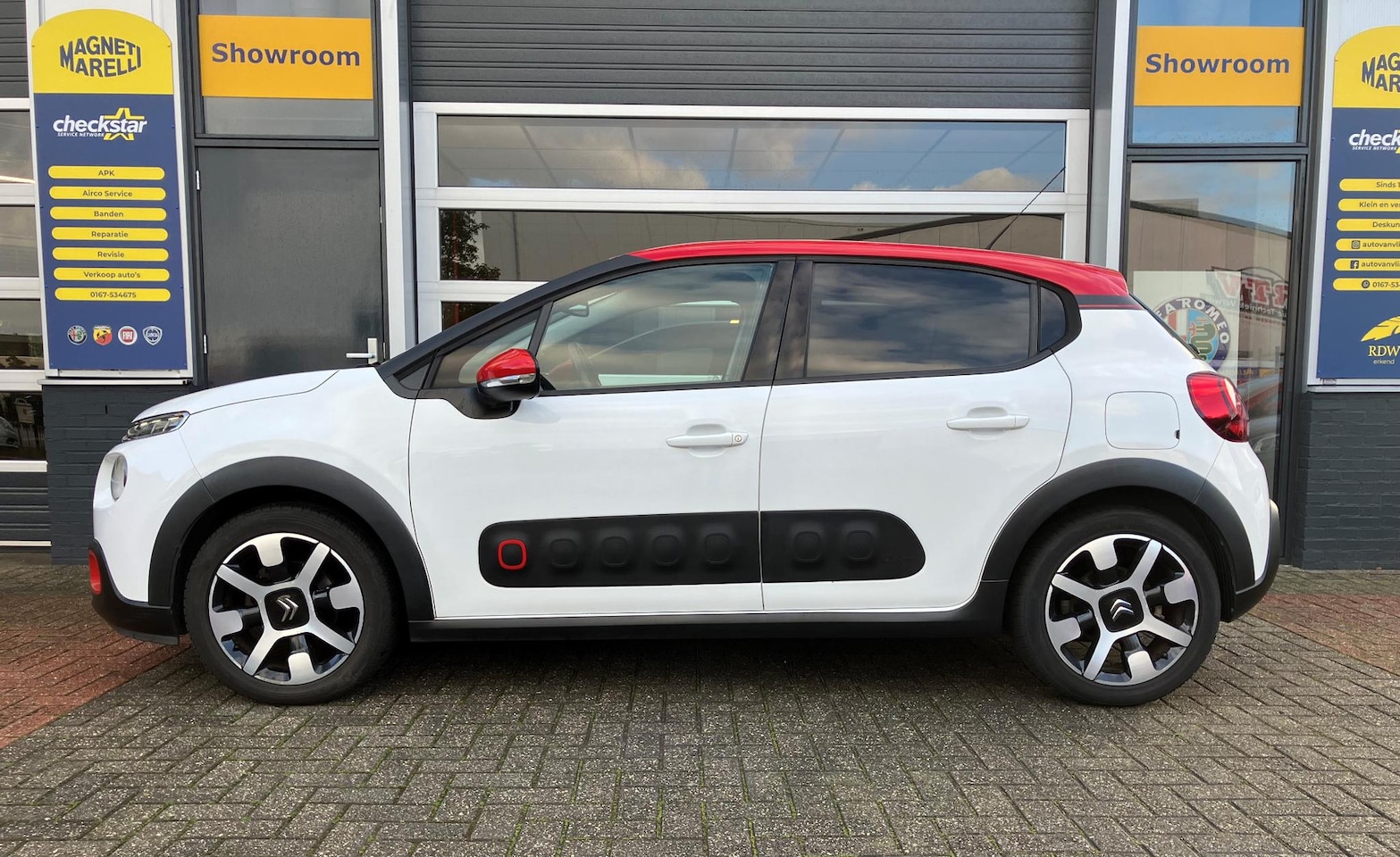 Citroën C3 - 1.2 PureTech S&S Shine | Automaat| Trekhaak | Frans, maar leuk! |