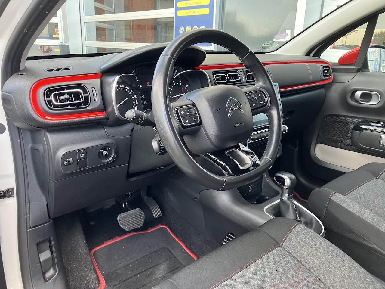 Citroën C3 - 1.2 PureTech S&S Shine | Automaat| Trekhaak | Frans, maar leuk! |