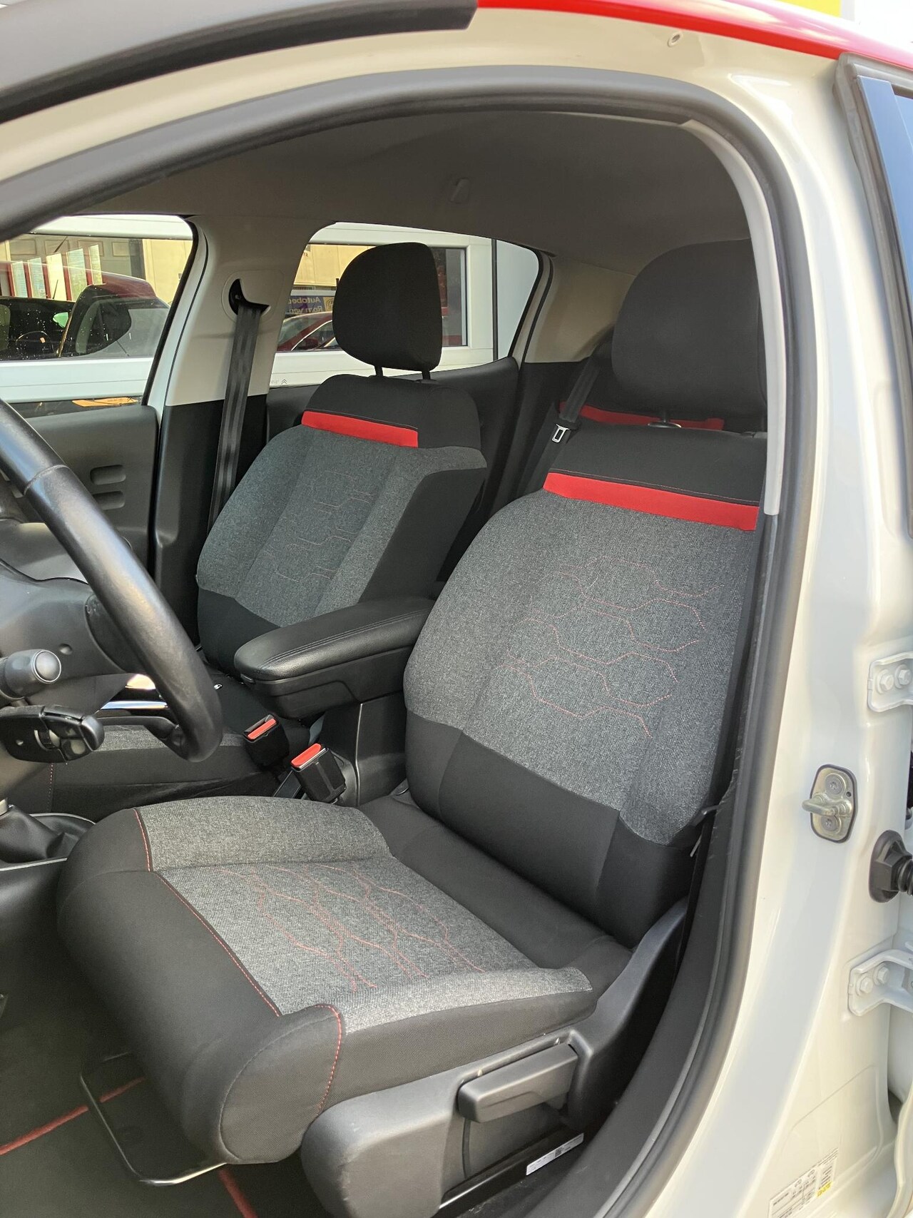 Citroën C3 - 1.2 PureTech S&S Shine | Automaat| Trekhaak | Frans, maar leuk! |