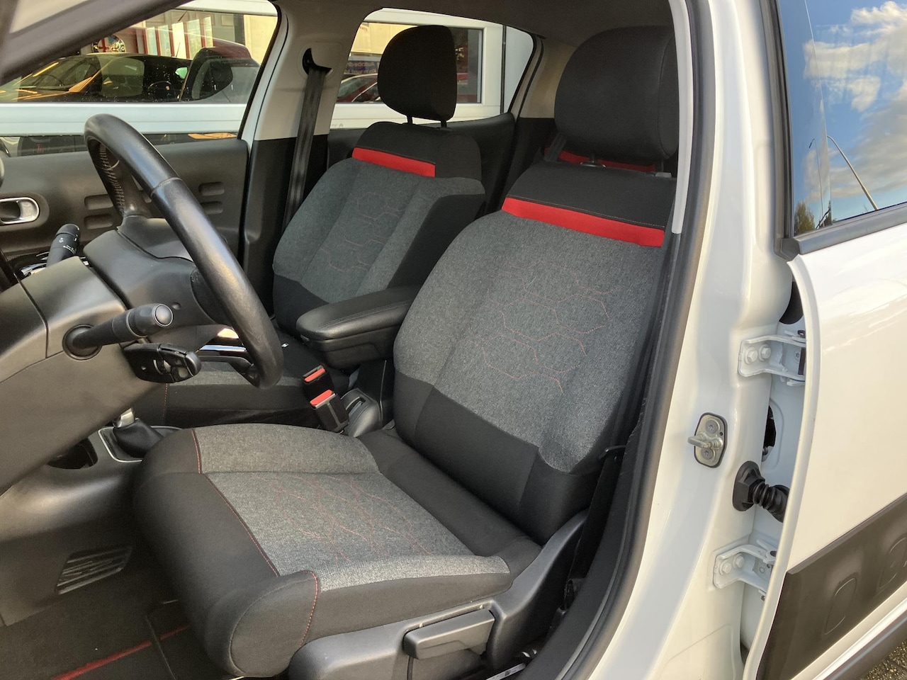 Citroën C3 - 1.2 PureTech S&S Shine | Automaat| Trekhaak | Frans, maar leuk! |