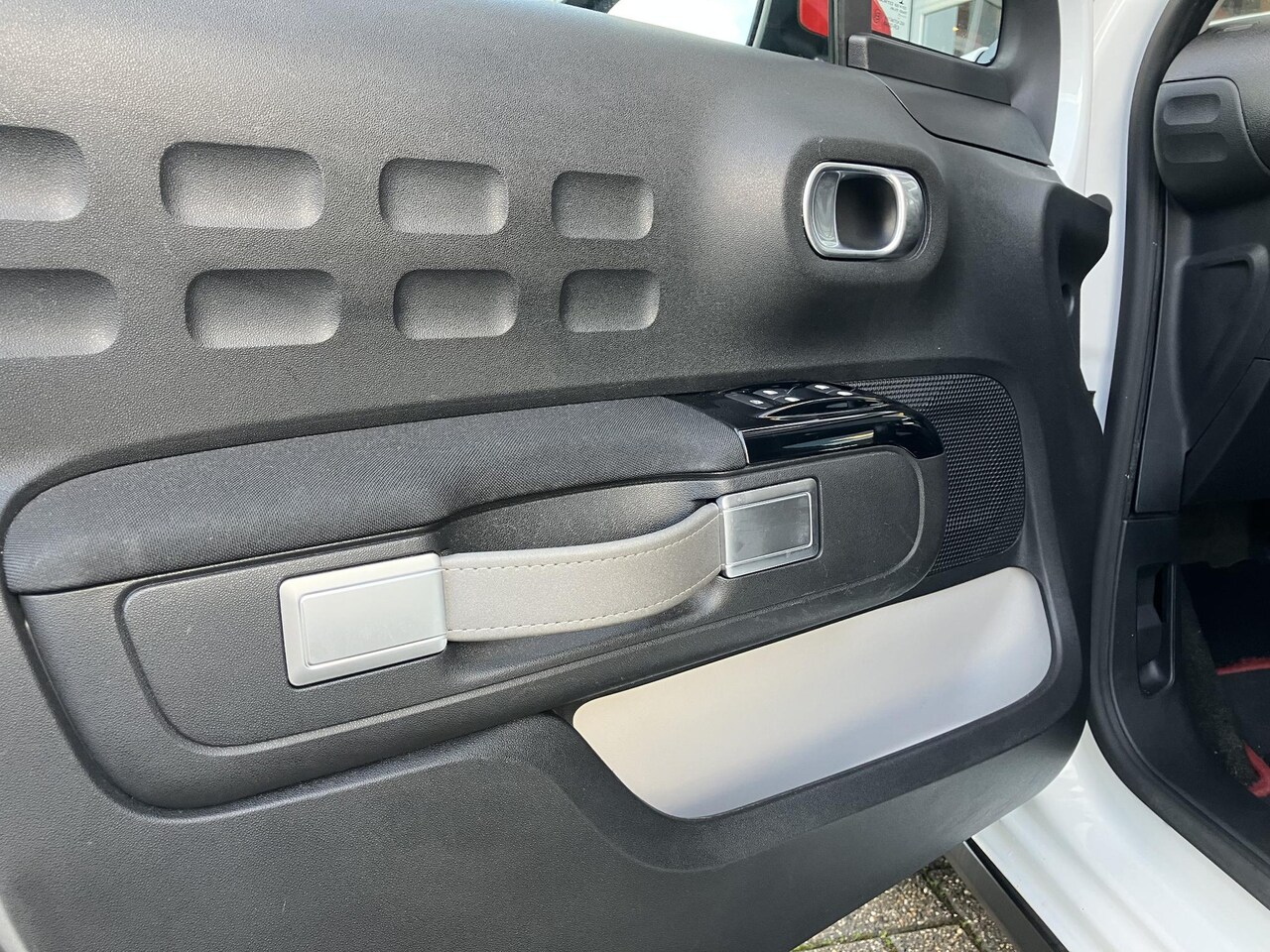 Citroën C3 - 1.2 PureTech S&S Shine | Automaat| Trekhaak | Frans, maar leuk! |