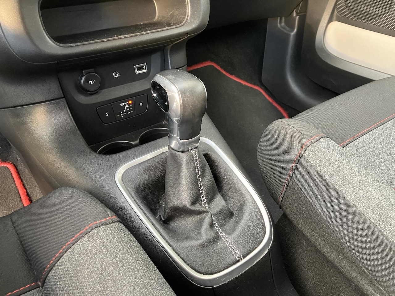 Citroën C3 - 1.2 PureTech S&S Shine | Automaat| Trekhaak | Frans, maar leuk! |