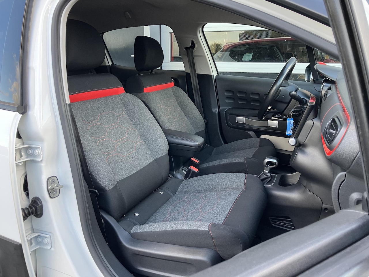 Citroën C3 - 1.2 PureTech S&S Shine | Automaat| Trekhaak | Frans, maar leuk! |