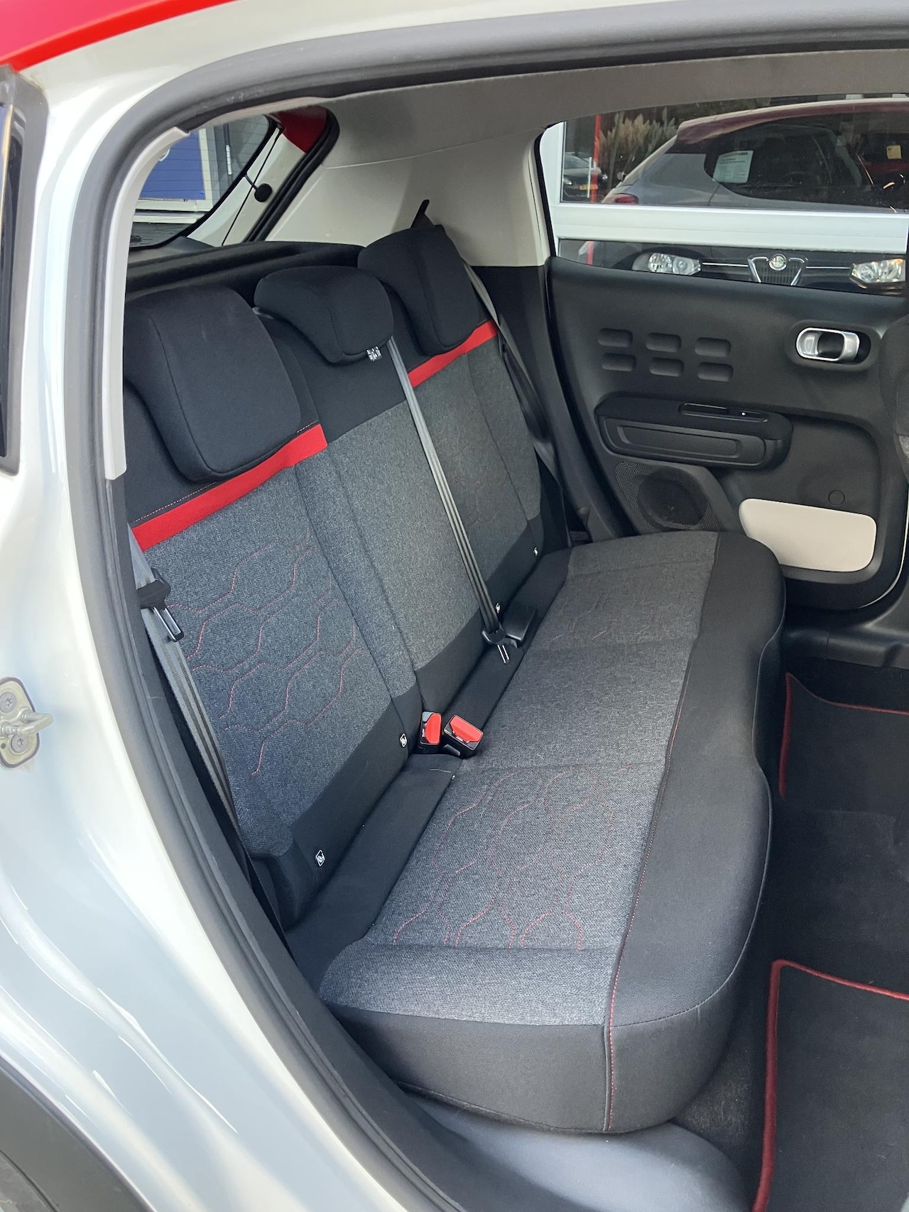 Citroën C3 - 1.2 PureTech S&S Shine | Automaat| Trekhaak | Frans, maar leuk! |