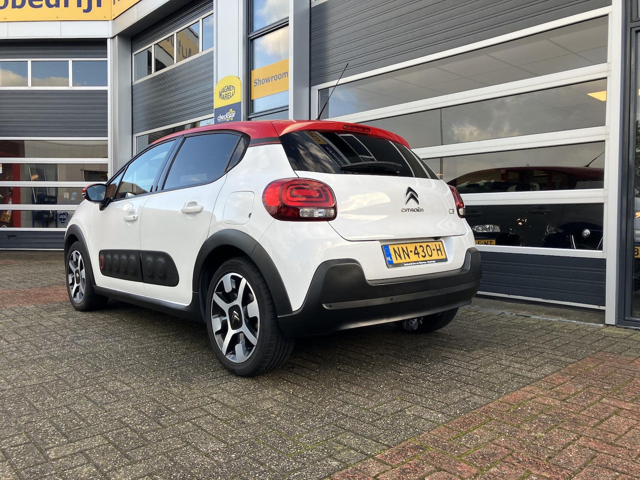 Citroën C3 - 1.2 PureTech S&S Shine | Automaat| Trekhaak | Frans, maar leuk! |