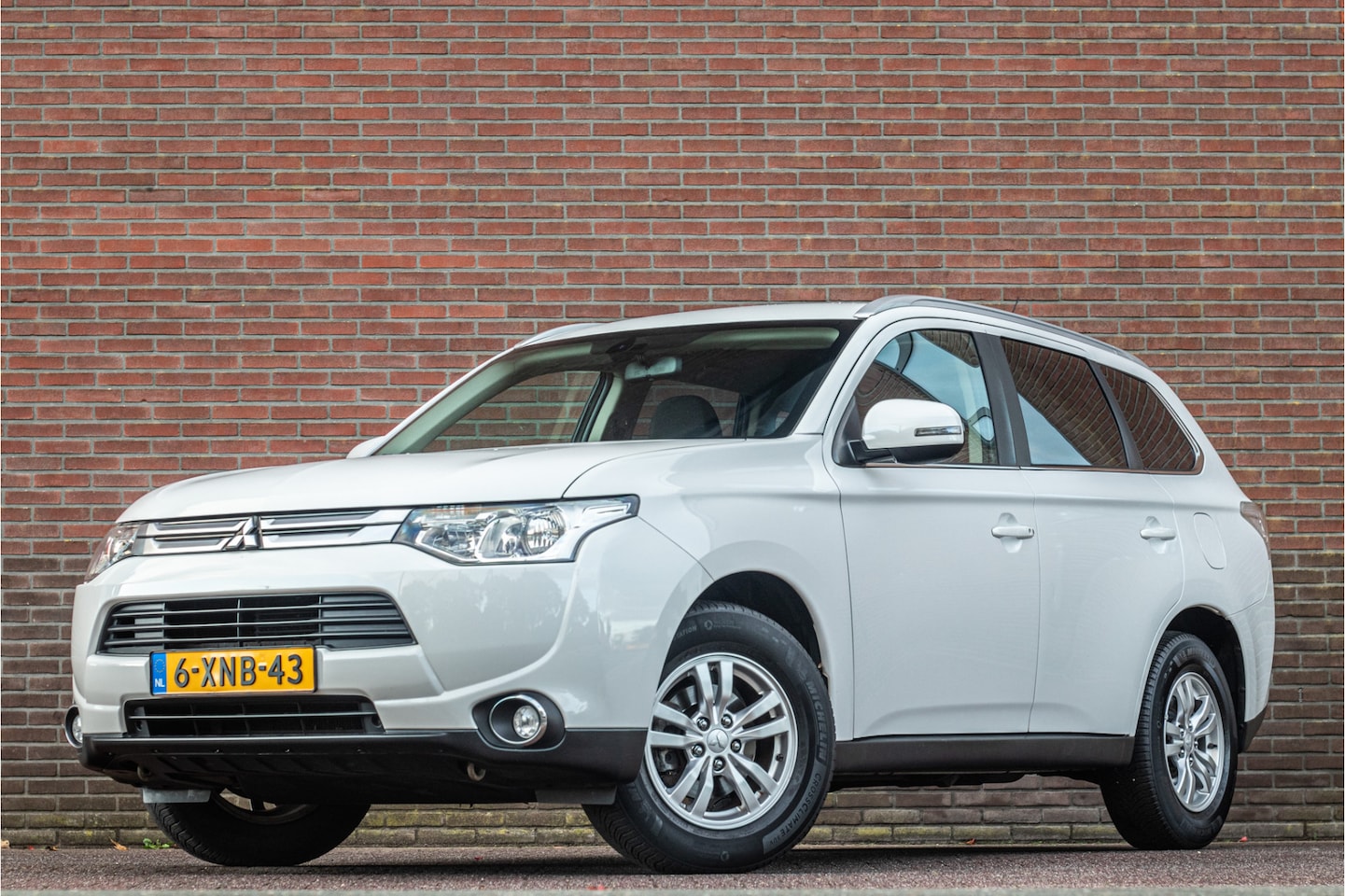 Mitsubishi Outlander - 2.0 CVT Business Edition 7-persoons, 2e eigenaar, Camera, Keyless, Navigatie, Bluetooth. - AutoWereld.nl