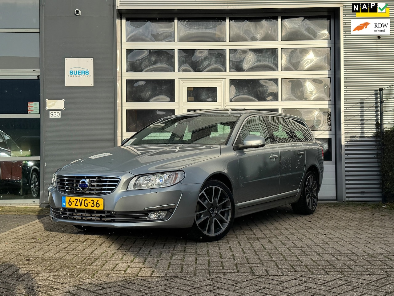 Volvo V70 - 2.0 D4 Nordic+ | Dealer onderh. | Schuifdak | Memory | Trekhaak - AutoWereld.nl