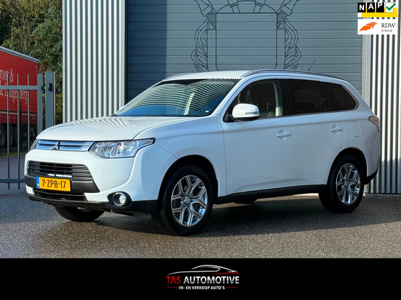 Mitsubishi Outlander - 2.0 Business Edition 7.p AUTOMAAT/NAVI - AutoWereld.nl