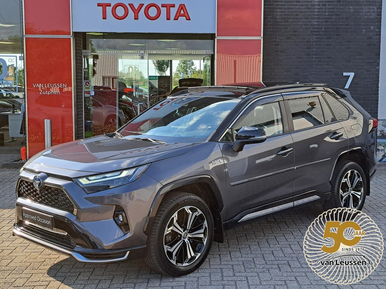 Toyota RAV4 - 2.5 Plug-in Hybrid AWD Bi-Tone Plus NAVIGATIE TREKHAAK PANORAMA SCHUIFKANTELDAK - AutoWereld.nl