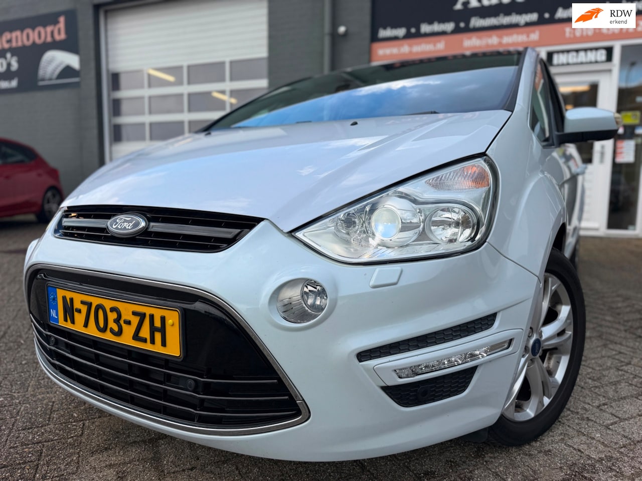 Ford S-Max - 2.0 EcoBoost Titanium 7pers in automaat met trekhaak en parkeersensoren / camera en blueto - AutoWereld.nl