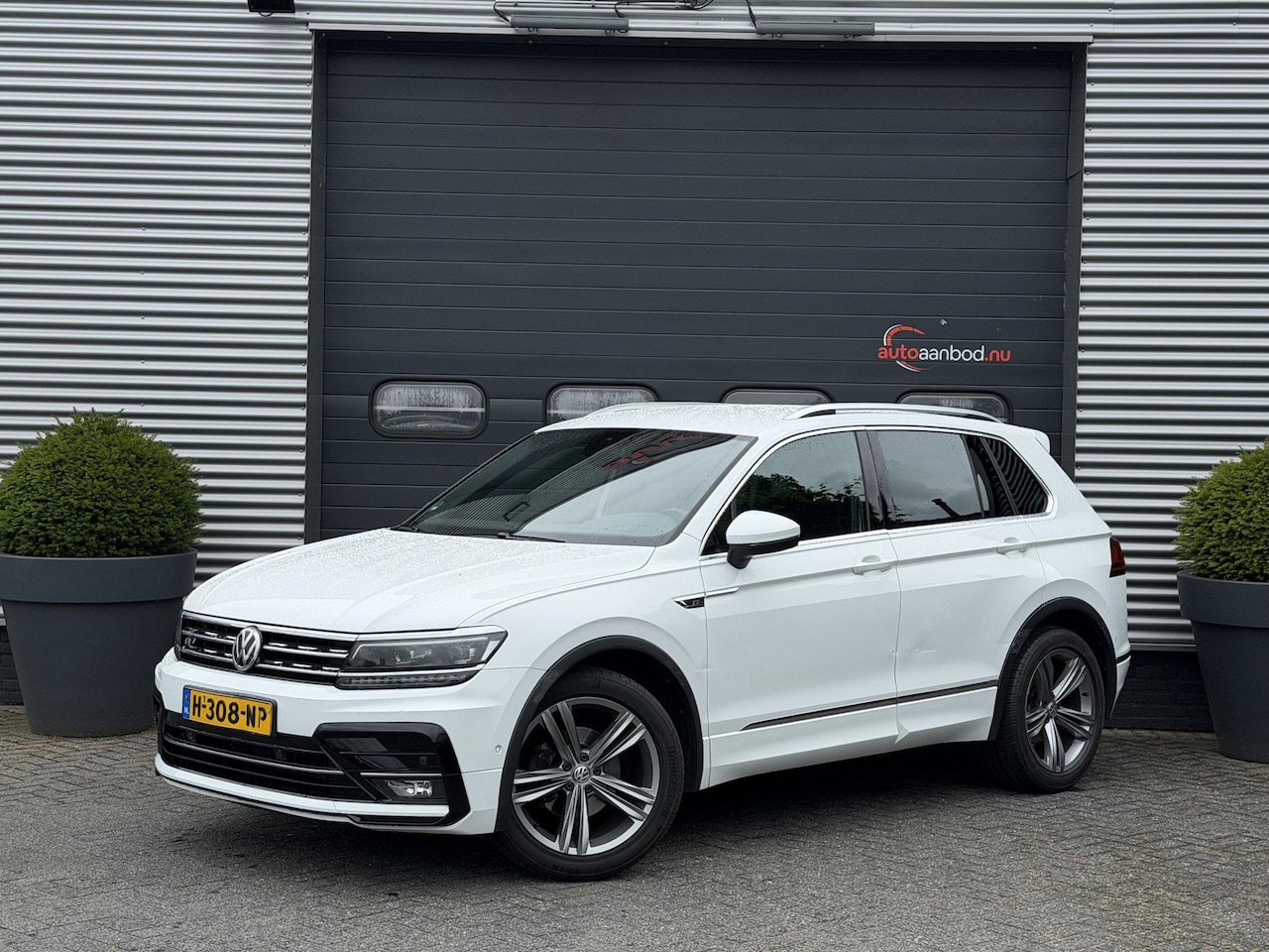 Volkswagen Tiguan - 1.5 TSI DSG R-Line TIK IN MOTOR | Navigatie | Camera | Adaptive Cruise Control | LED | Car - AutoWereld.nl