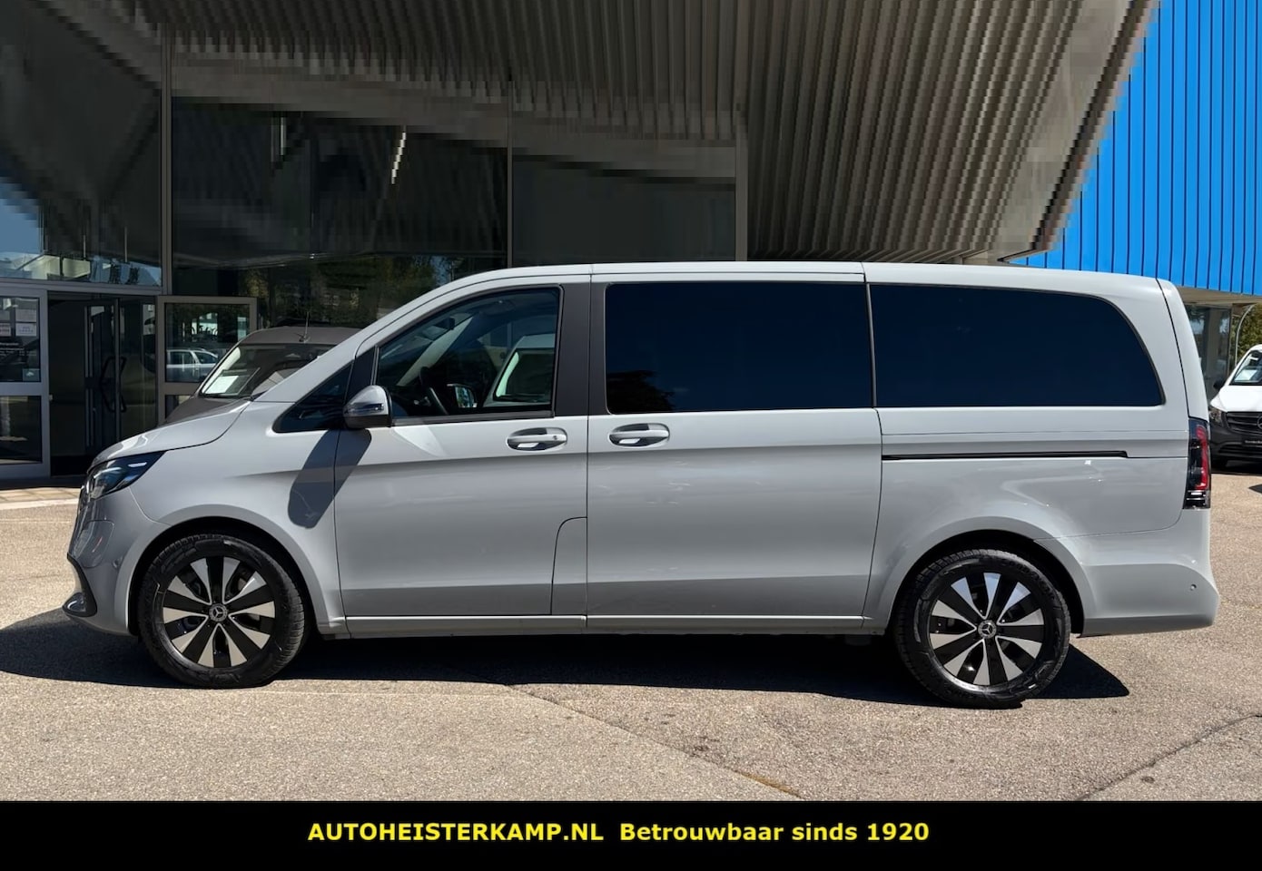 Mercedes-Benz EQV - 300 L2 90kWh 7-zitter 57.475 incl. BTW Distronic LED Camera 2 Schuifdeuren - AutoWereld.nl