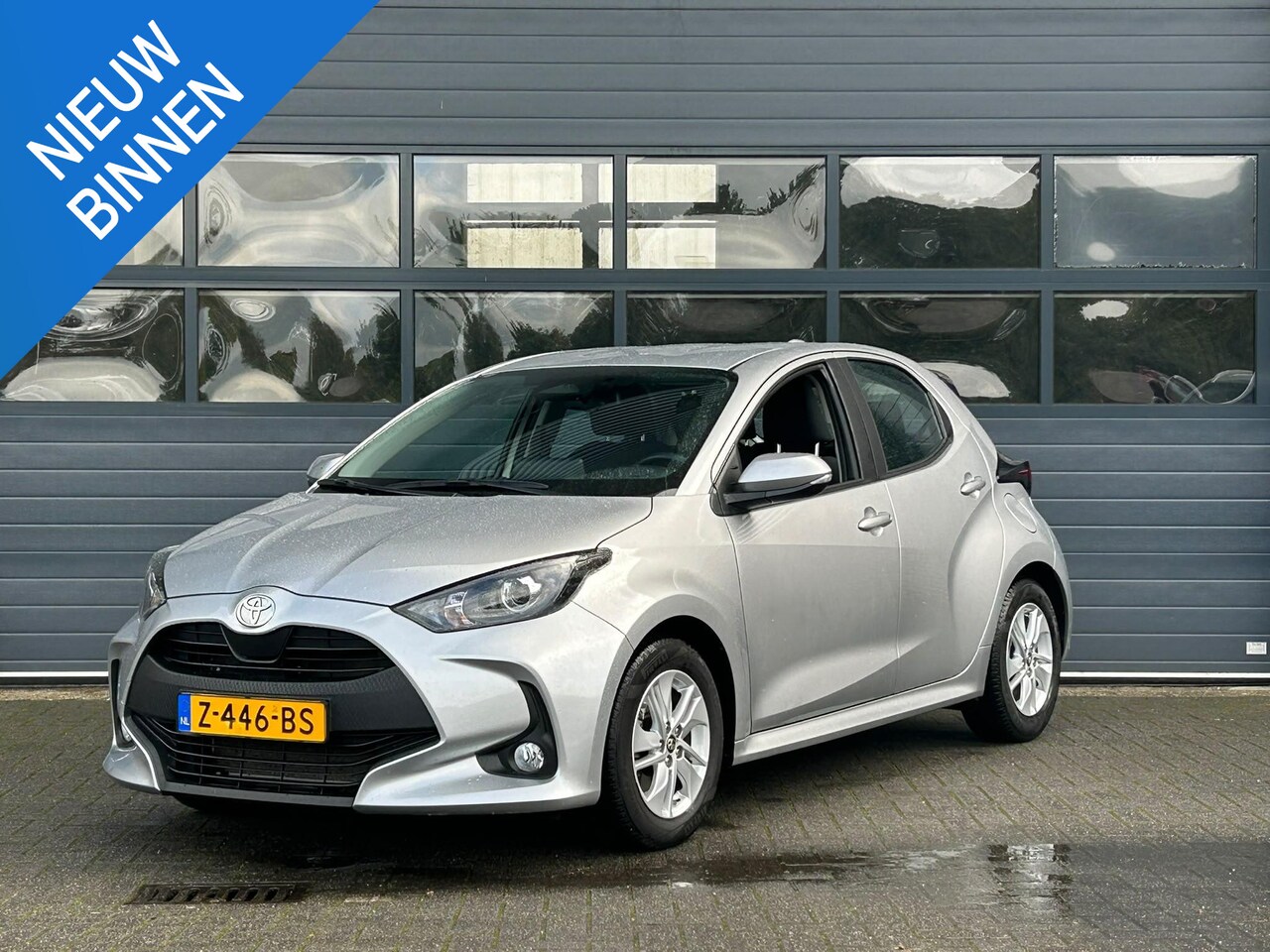 Toyota Yaris - 1.5 HYBRID 115 ACTIVE I AUTOMAAT I APPLE CARPLAY I P-CAMERA I ADAPTIVE CRUISE CONTROL - AutoWereld.nl