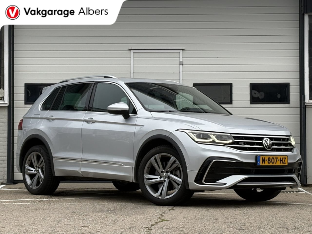 Volkswagen Tiguan - 1.4 TSI eHybrid R-Line Business+ Panorama | Elekt. Trekhaak | IQ Light - AutoWereld.nl