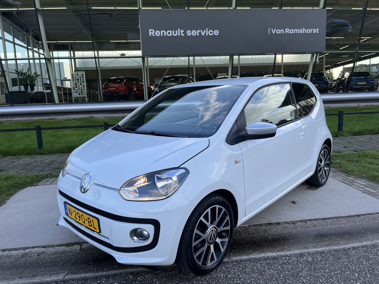 Volkswagen Up! - 1.0 high up! BlueMotion / Stoelverw. / Elek Ramen V / Airco / - AutoWereld.nl