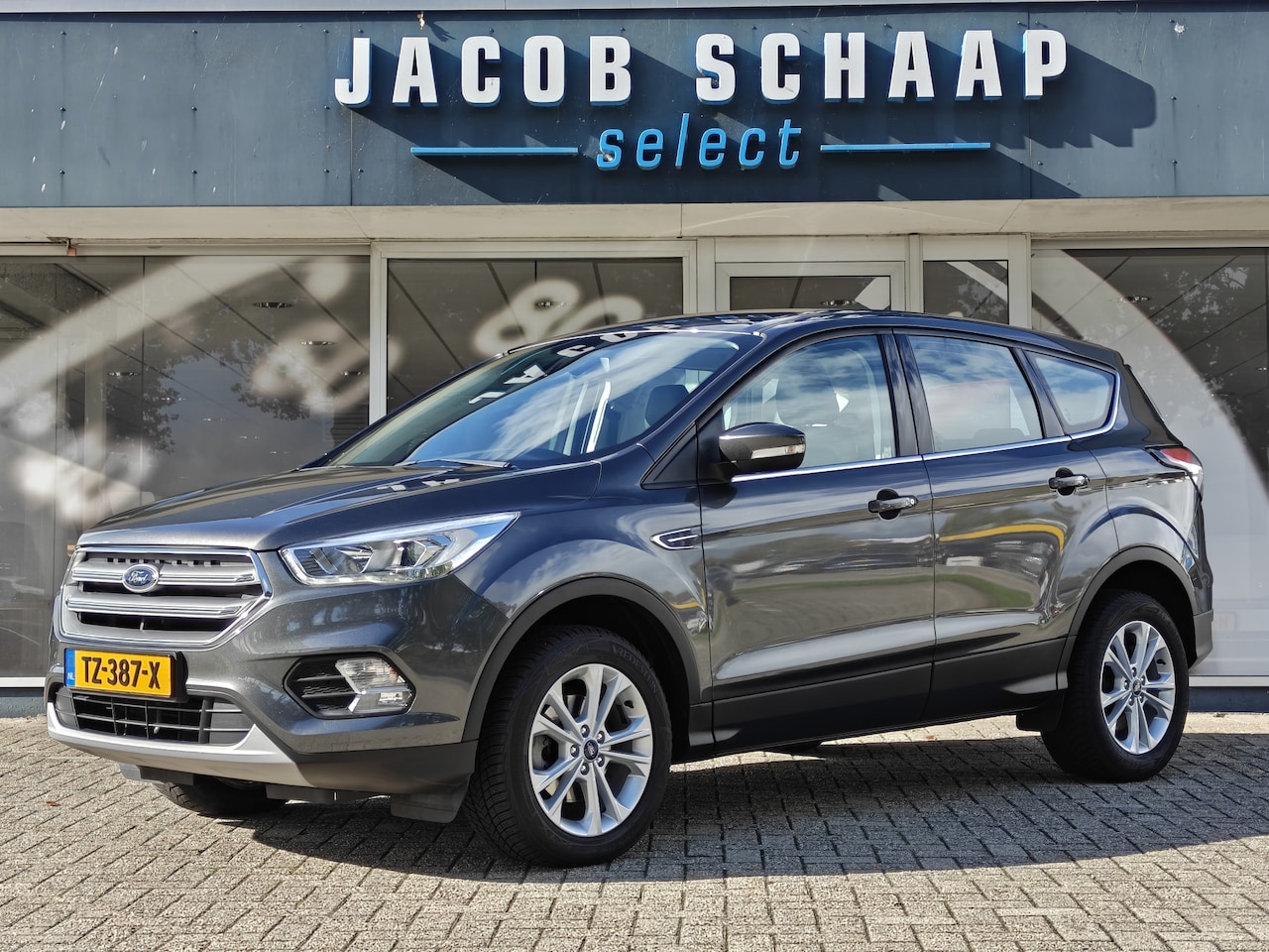 Ford Kuga - 1.5 EcoBoost Titanium / Keyless / Trekhaak (2000kg) / Navi / Carplay - AutoWereld.nl