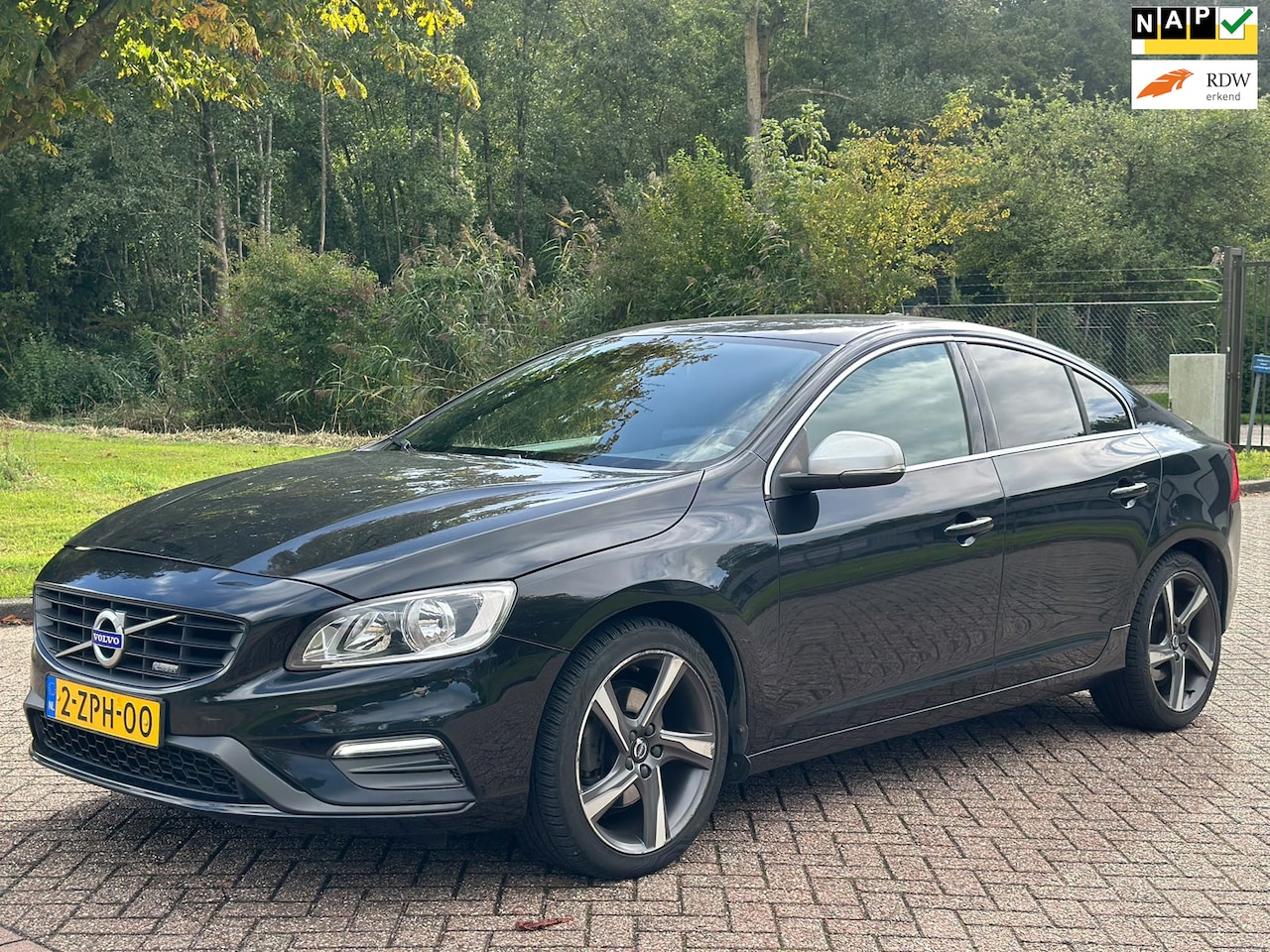 Volvo S60 - 1.6 T3 R-Design/AUTOMAAT/AIRCO/CRUISE/LEDER/ALCANTARA/NAVI/PARKEERSENS ACHTER/SPORTST - AutoWereld.nl