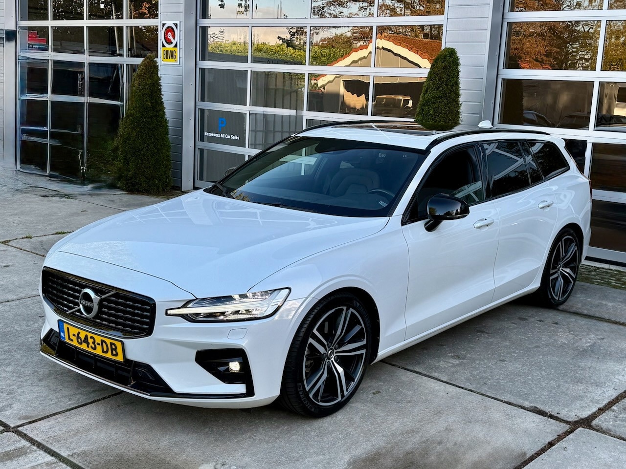 Volvo V60 - 2.0 D4 R-Design|Carplay|Leer|Panodak|AHK - AutoWereld.nl