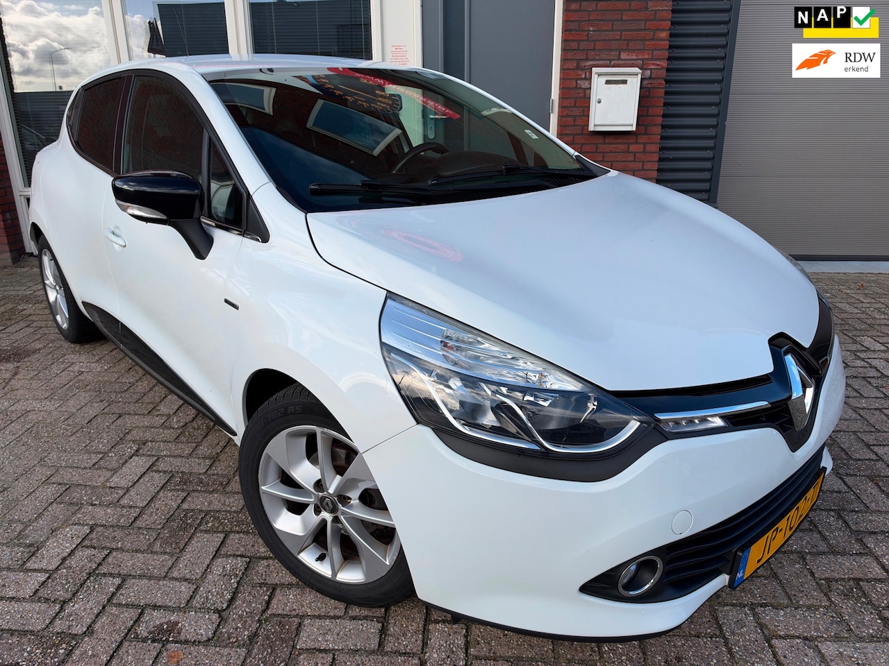 Renault Clio - 0.9 TCe Limited / Navi / DAB / PDC / NAP / Bass Reflex / Cruise / LM / 5DRS - AutoWereld.nl
