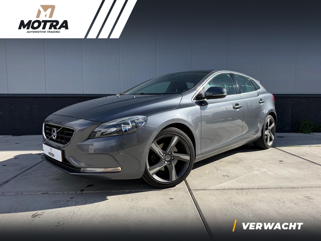 Volvo V40 - 1.6 T4 Momentum | Trekhaak | Navigatie | Camera | - AutoWereld.nl