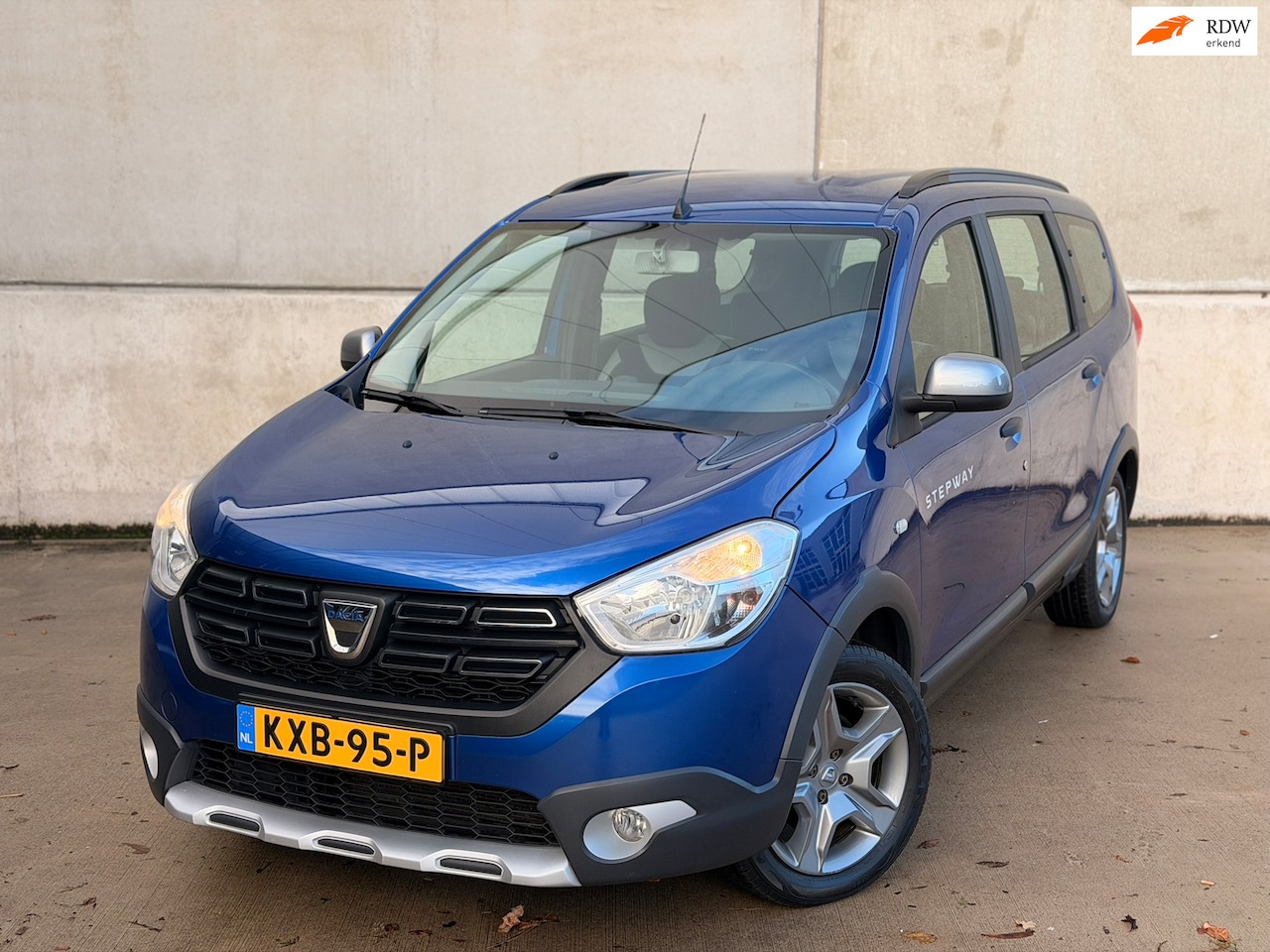 Dacia Lodgy - 1.3 TCe Stepway 7P CarPlay Cruise 3x isofix Stoelverwarming - AutoWereld.nl