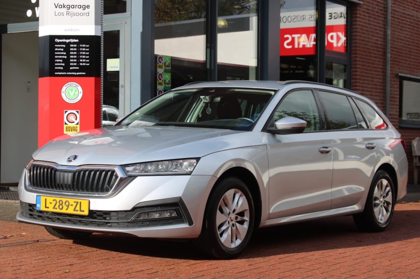 Skoda Octavia Combi - 1.0 TSI *Business* | Carplay | Cruise & Climate Control | Navigatie | Bluetooth | PDC | Pr - AutoWereld.nl