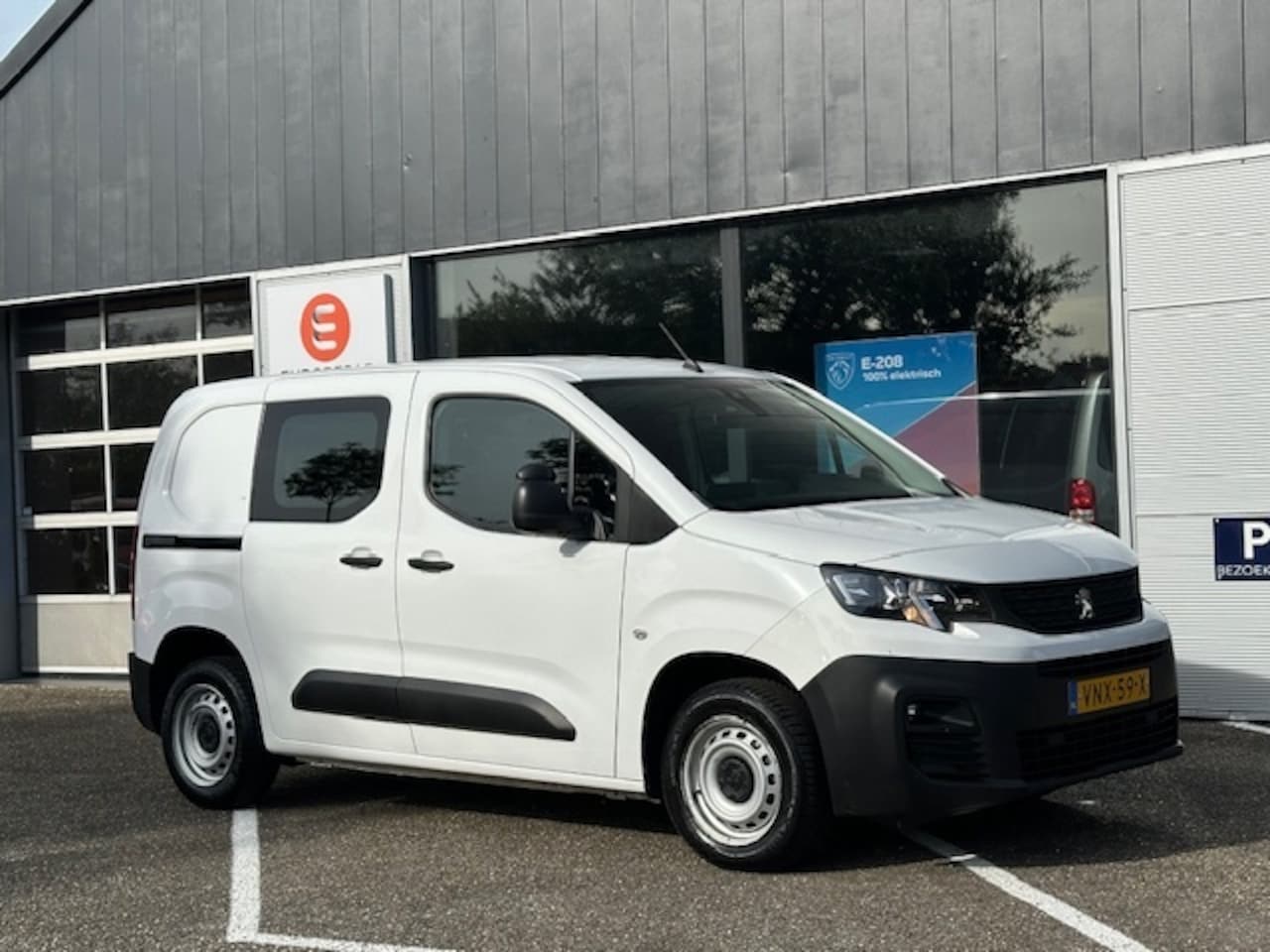Peugeot Partner - 1.2 110pk S&S 1000kg Premium - AutoWereld.nl