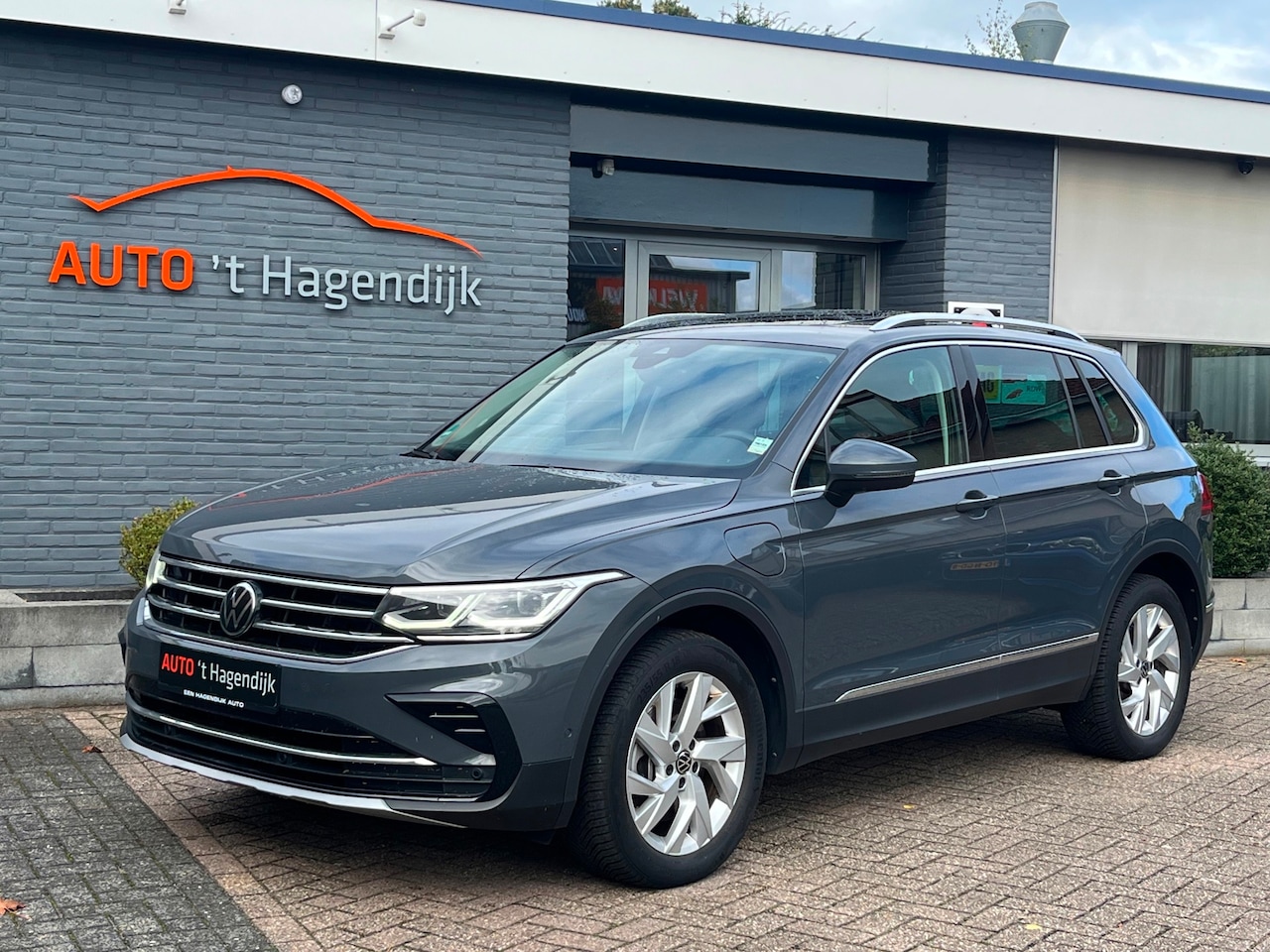 Volkswagen Tiguan - 1.4 TSI eHybrid 245pk 1EIG pano trekh IQ - AutoWereld.nl
