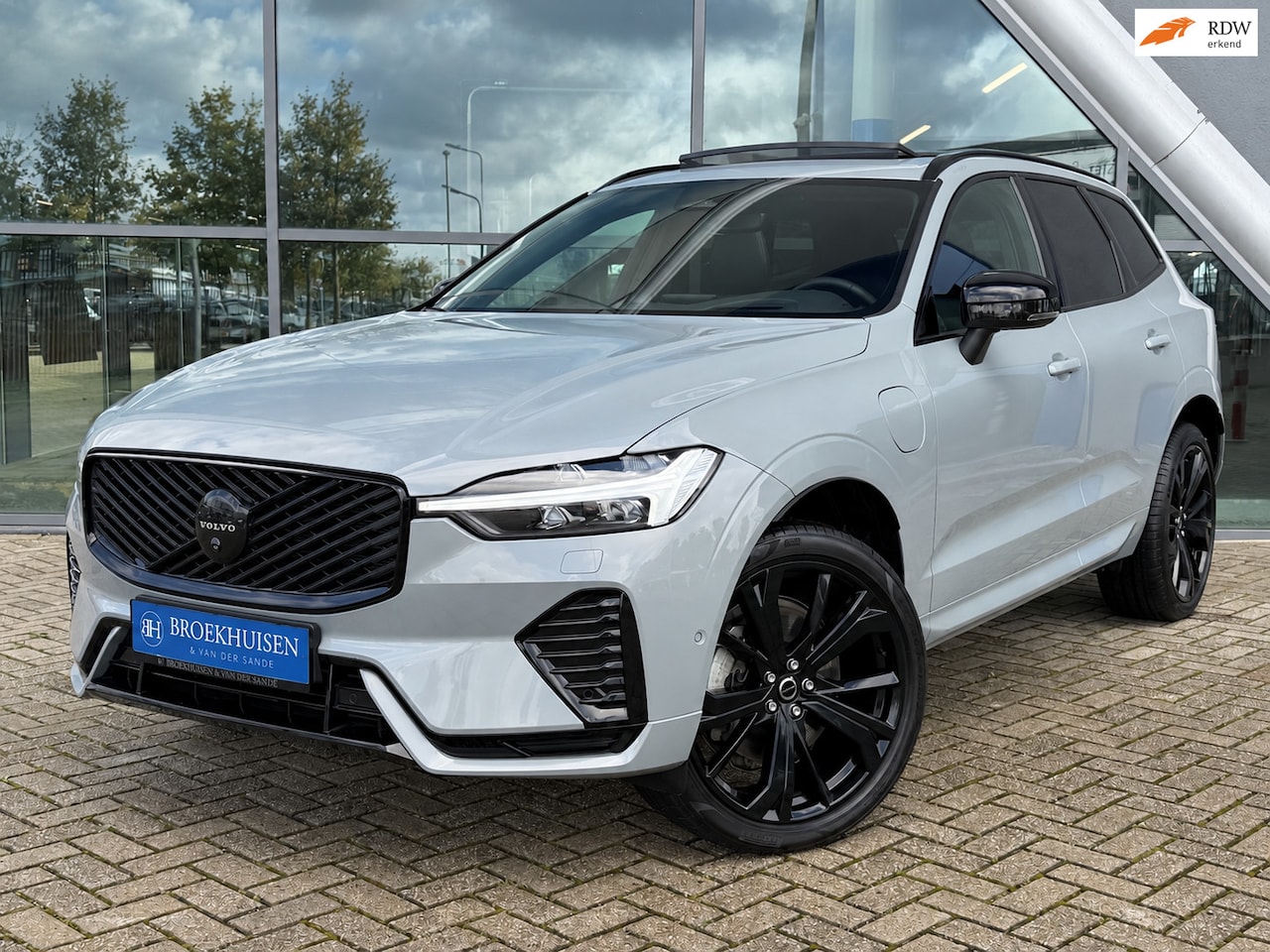 Volvo XC60 - 2.0 T8 Plug-in hybrid FACELIFT AWD Black Edition 455pk Trekhaak / Massage Stoelen / Bowers - AutoWereld.nl