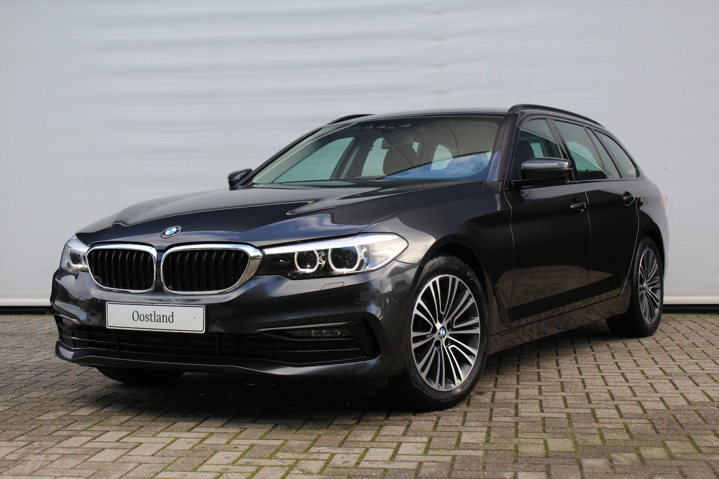 BMW 5-serie Touring - 520i Sport Line Automaat / Sportstoelen  LED / Stuurverwarming / Navigatie Professional / - AutoWereld.nl